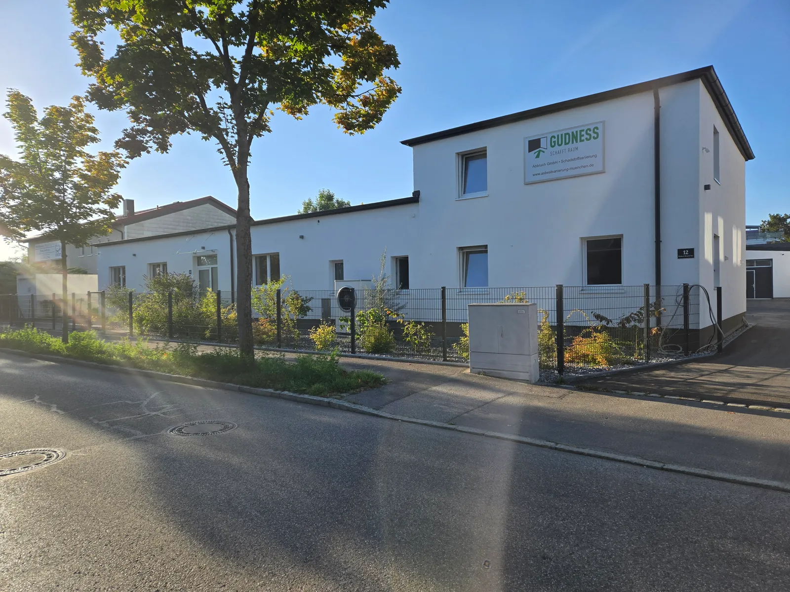 Firmengebäude der Gudness GmbH in der Robert-Bosch-Straße 12 in Dachau mit Firmenschild