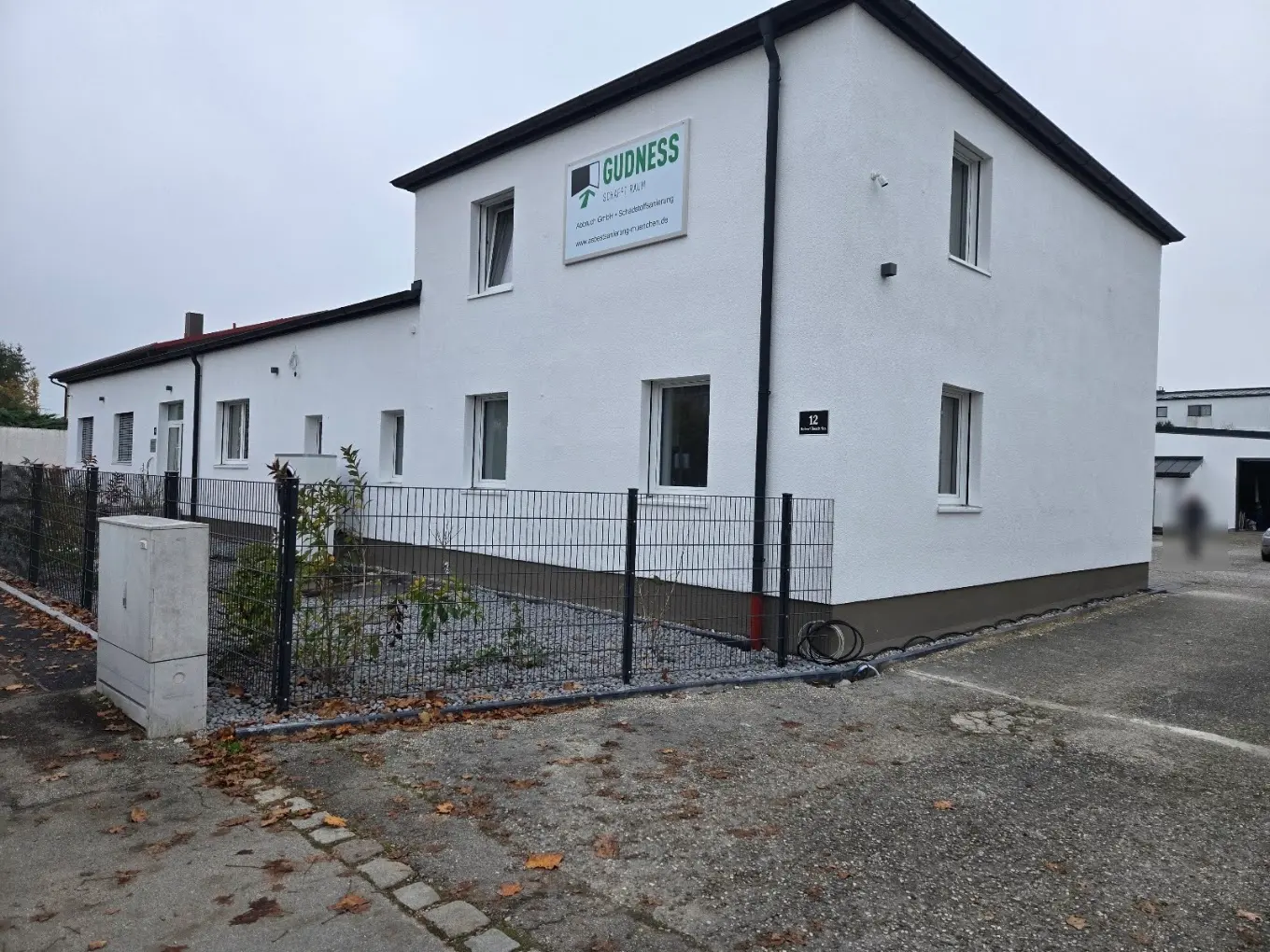 Firmengebäude der Gudness GmbH in der Robert-Bosch-Straße 12 in Dachau mit Firmenschild
